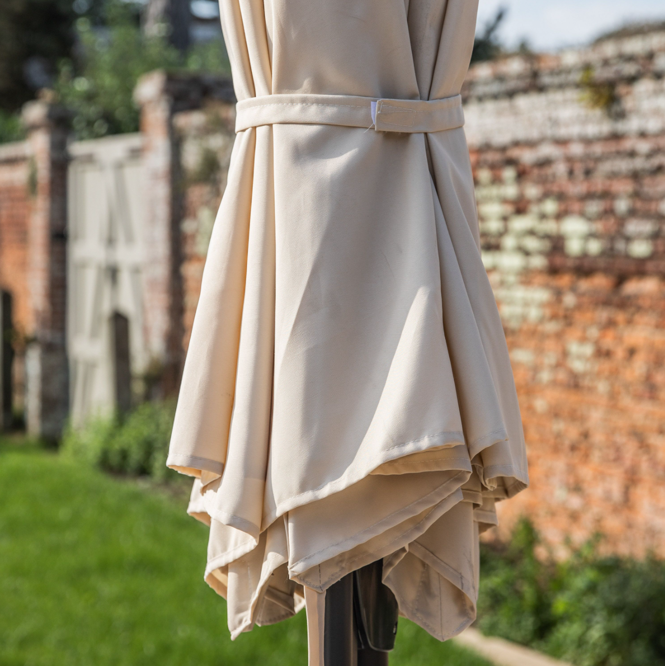 Vazzano 3m Cantilever Parasol Cream