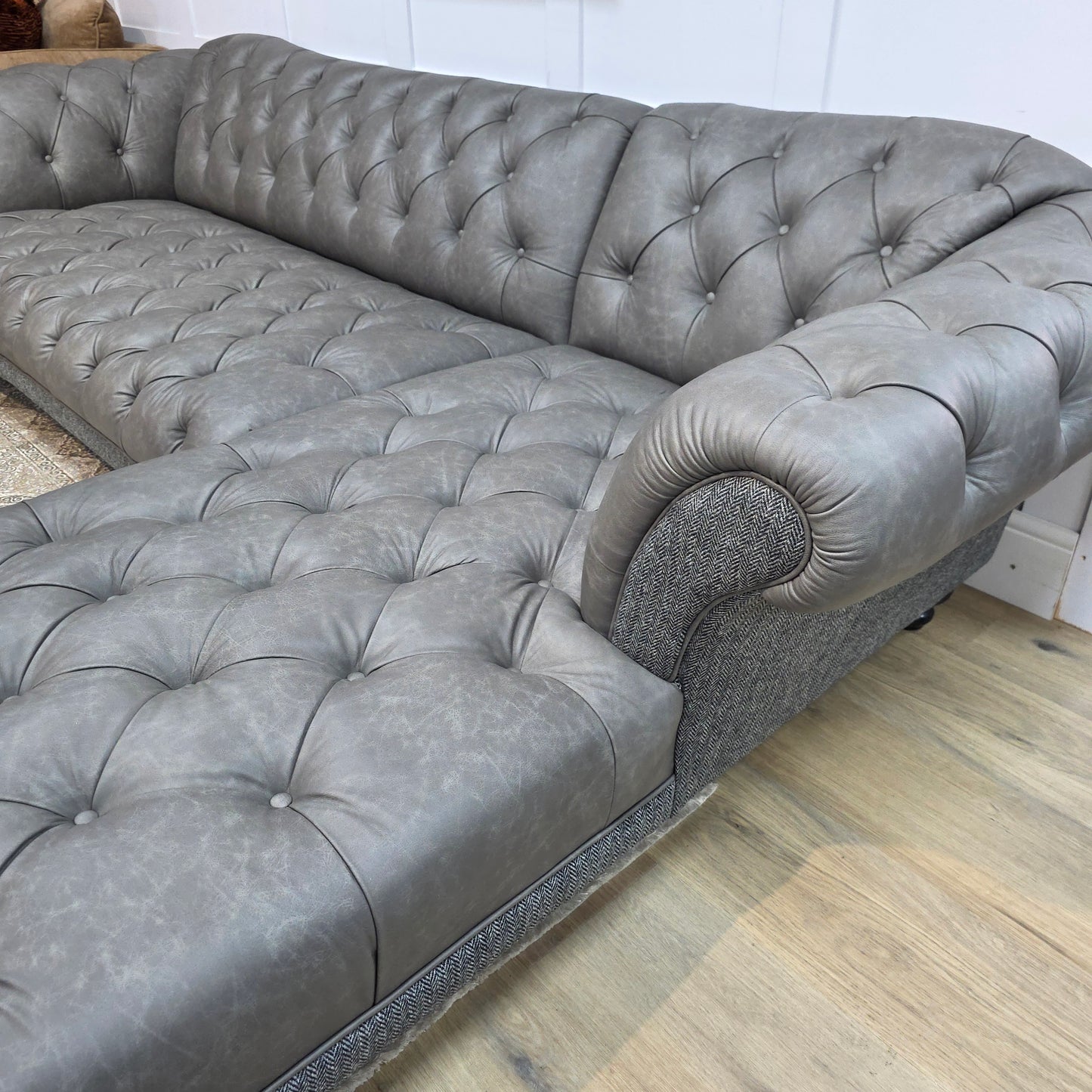 Oskar Chaise Chesterfield - Grey Leather | Model 18